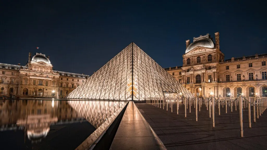 Imagem do museu do Louvre, França, a noite
