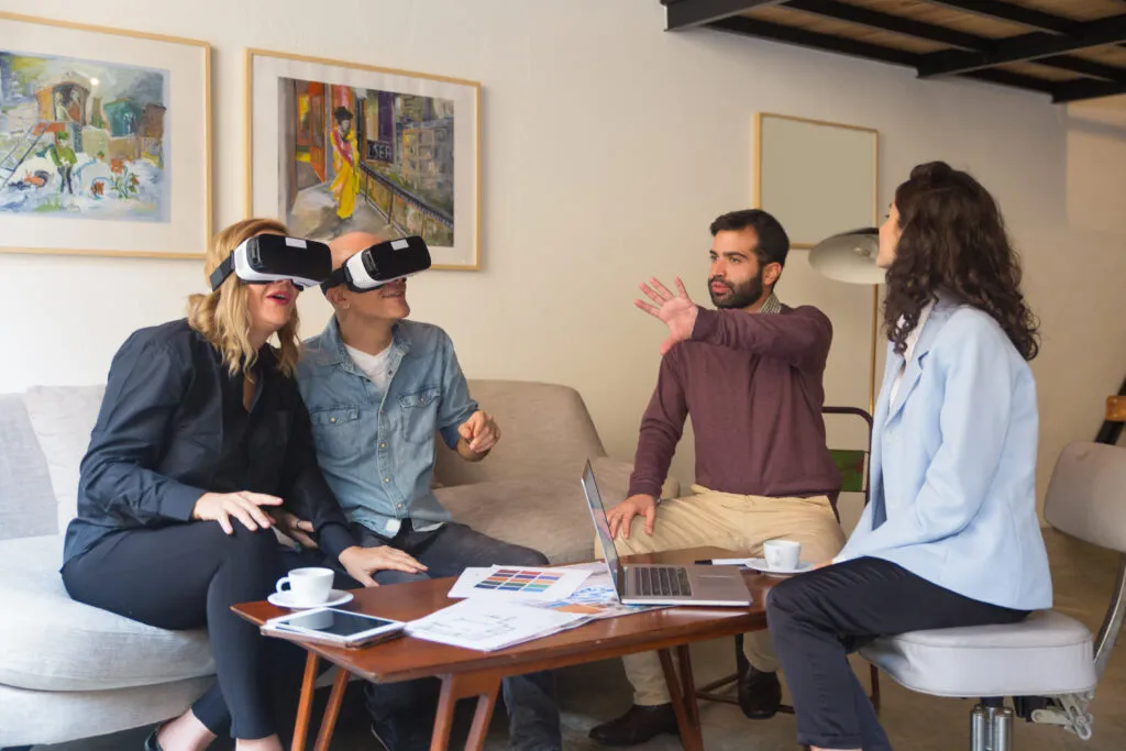 Clientes utilizando óculos de realidade virtual para tour 3D em imóvel de luxo no Mercado Imobiliário em 2026.